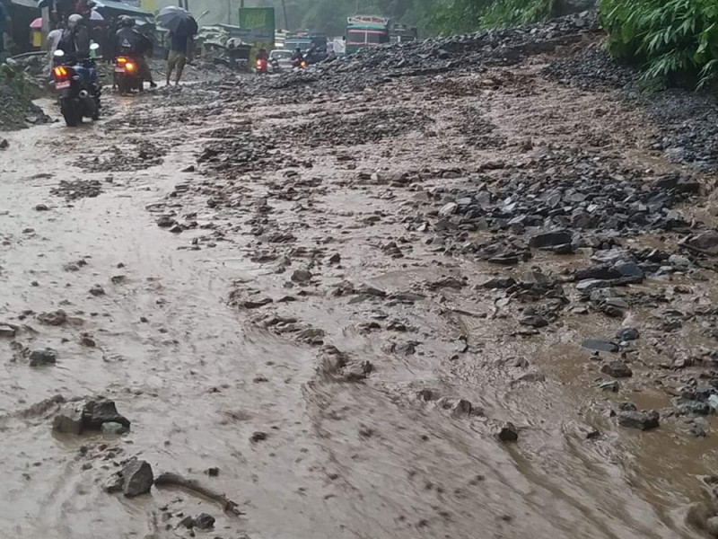 सत्रकिलाेमा लेदाेसहितकाे पहिराे, नारायणगढ–मुग्लिन सडक अवरुद्ध